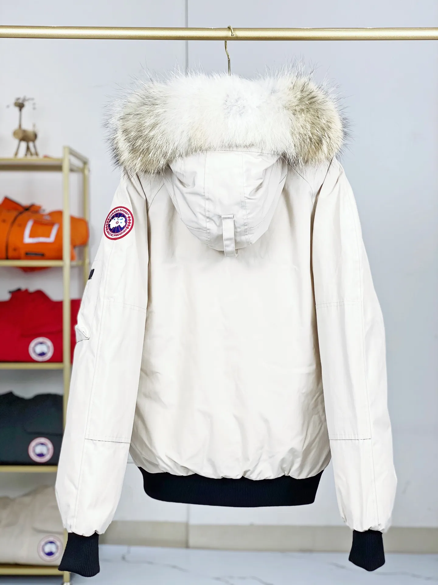P780 Canada goose/Canada Goose Chilliwack 01 bomber jacket down jacket, authentic original clothing mold, all accessories are customized from the original factory. 💯The softness of the fabric is compared with the original product, and it can be restored by kneading at will (fabric misunderstanding: it is not a high-hardness fabric that is waterproof. Only those who buy the latest authentic version this year will notice the softness and comfort of the fabric) 💯The down is synchronized with the authentic white duck down, fluffy and not clumps, electronically controlled down filling machine. 💯Customized authentic YKK zipper pullers, high hardness and no jamming 💯The fur collar is custom-made from coyote skins in western Canada, the original version has the same origin 💯All workmanship and wiring are controlled by workers with more than ten years of service. They must be horizontal and vertical, and are not crooked. The inner wiring density is more sophisticated. Feel free to compare 💯Goose logo on sleeves, collar label, washed label, hangtag, zipper cord, pocket label, cuff thread, hem thread All details are updated simultaneously with the original product. The best version with the most complete colors. Sizes: XS-XXL (size chart attached below)